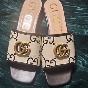 Gucci Women's Black and Cream Logo Slide Sandals
